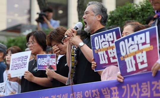 7월 25일 헌재가 이상민 행정안전부 장관에 대한 국회의 탄핵심판 청구를 기각하자 10·29 이태원 참사 유가족협의회, 시민대책회의 관계자들이 서울 종로구 헌법재판소 앞에서 입장을 밝히고 있다. 사진=최준필 기자