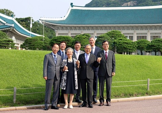 역대 대통령 가족들이 7월 29일 청와대를 찾아 개방 1주년 기념 전시회를 함께 관람했다.(윗줄 왼쪽부터)박보균 문체부 장관, 박지만 대표이사, 노재헌 이사장, 앞줄 왼쪽부터 김현철 이사장, 조혜자 여사, 윤상구 대표, 김홍업 이사장. 사진=문화체육관광부 제공