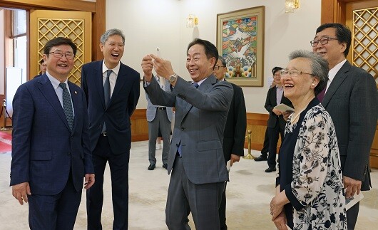 역대 대통령 가족들이 7월 29일 청와대를 찾아 개방 1주년 기념 전시회를 함께 관람했다. 사진=문화체육관광부 제공