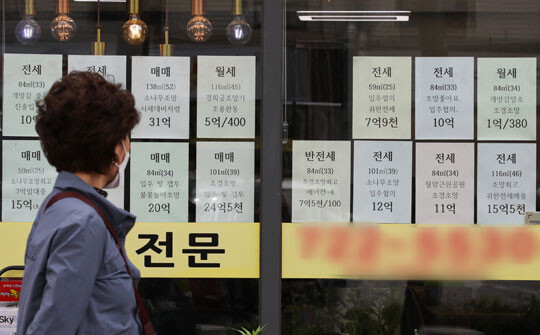 서울 종로구 한 부동산 중개업소 앞에 부동산 매물 정보가 게시돼 있다. 사진=박정훈 기자