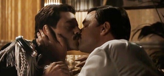 ‘보헤미안 랩소디’ 중국판에서는 머큐리가 다른 남자와 키스를 하는 장면 등이 삭제됐다.