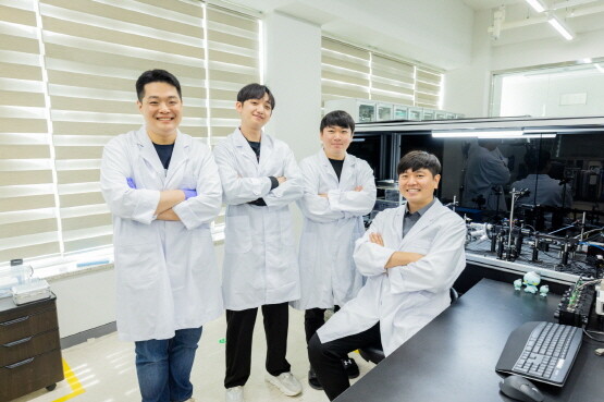 표재연 박사(오른쪽)를 비롯한 KERI 연구팀. 사진=한국전기연구원 제공
