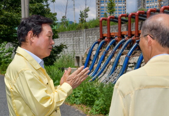 박완수 도지사가 김해장유내덕지구 현장을 찾은 모습. 사진=경남도 제공