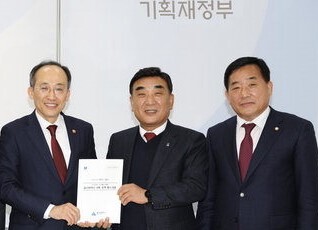 예산확보위해 기획재정부방문한 김두겸 시장. 사진=울산시 제공