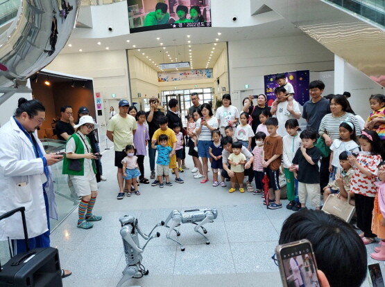 4족 보행로봇 단디와 똑띠. 사진=국립부산과학관 제공