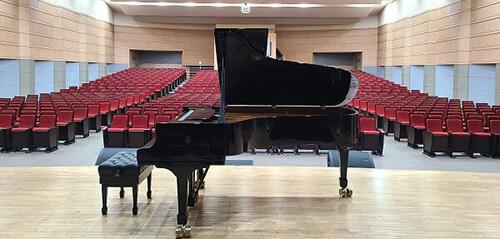 김호중 팬 클럽 '아리스'가 학교에 기증한 Steinway C-227 그랜드피아노. 사진=독자 제공