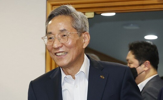 윤종규 KB금융 회장이 용퇴를 결정하면서 차기 수장에 대한 이목이 쏠리고 있다. 사진=연합뉴스