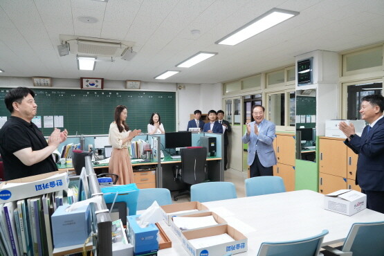 하윤수 교육감의 수험생 격려 모습. 사진=부산시교육청 제공