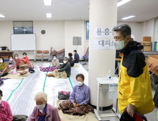 이강덕 포항시장이 용흥동 대피소의 주민들에게 상황을 설명하고 위로하고 있다. 사진=포항시 제공