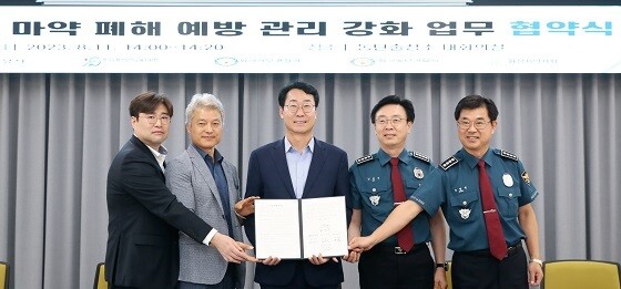 화성시가 11일 경기도화성오산교육지원청, 화성서부경찰서, 화성동탄경찰서, 화성시약사회와 업무협약을 체결한 뒤 기념 촬영하고 있다. 사진=화성시 제공