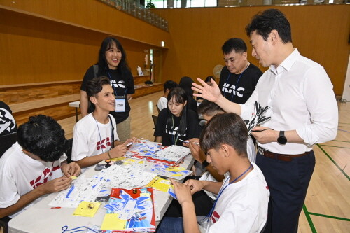 서울 강서구 한국공항공사 다목적 체육시설에서 윤형중 한국공항공사 사장과 청소년들이 함께 전동 비행기를 만들고 있다. 사진=한국공항공사 제공