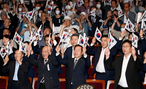 유정복 인천광역시장이 15일 인천문화예술회관에서 열린 '제78주년 광복절 경축행사'에서 참석자들과 만세삼창을 하고 있다. 사진=인천시 제공