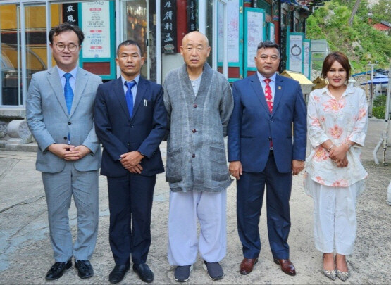 왼쪽부터 김성훈 부산외국어대학교 특임교수, 네팔 배리시 시장, 대한불교조계종 종정(宗正) 예경실장) 통도사 말사 미타암 주지 동진 승려, 네팔 둘리켈시장과 스리자나 네팔리, 사진=김성훈 부산외국어대학교 특임교수 제공