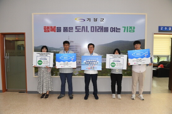 정종복 군수(사진 중앙)가 ‘수산물 소비 및 어촌휴가 장려’ 캠페인에 동참하는 모습. 사진=기장군 제공