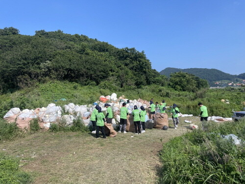 소이작도 환경정화 활동. 사진=인천관광공사 제공