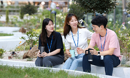 포스코 직원들이 복합문화공간 포스코 스퀘어가든에서 휴식을 취하며 담소를 나누고 있다. 사진=포스코 제공