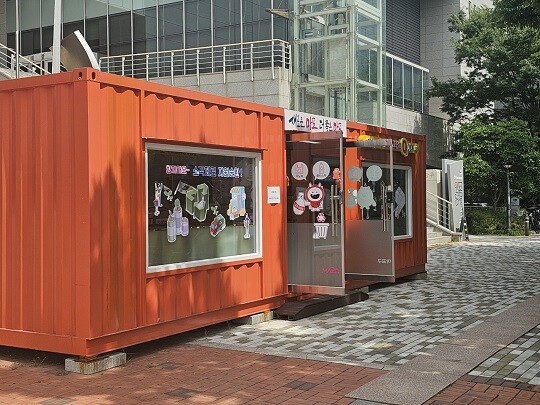 ‘마포 소각장 추가건설 반대 다자협의체 본부’ 천막 맞은편에 있는 ‘소각제로가게’의 모습. 사진=이강원 기자