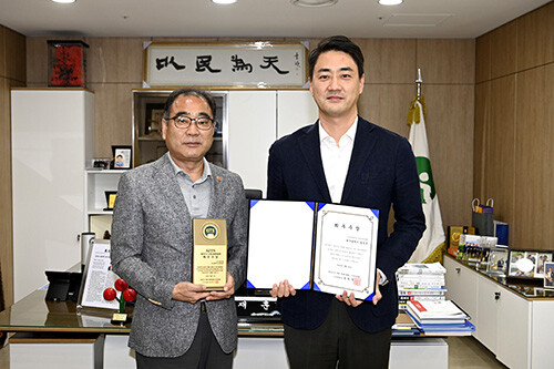 달성군이 일산 킨텍스에서 열린 '2023 대한민국 국제 관광박람회'에서 '최우수상'을 수상했다. 사진 오른쪽  최재훈 군수. 사진=달성군 제공