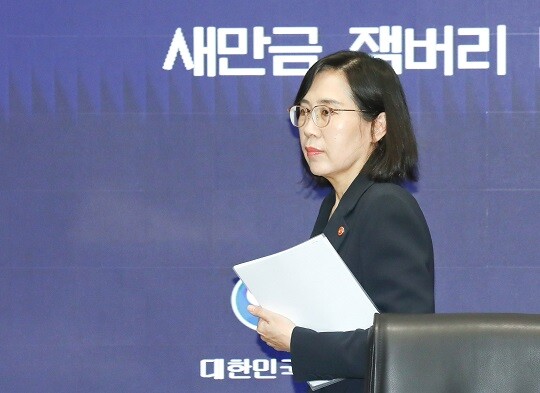 민주당이 국회 현안질의에 참석하지 않은 김현숙 여성가족부 장관을 비판했다. 사진=임준선 기자