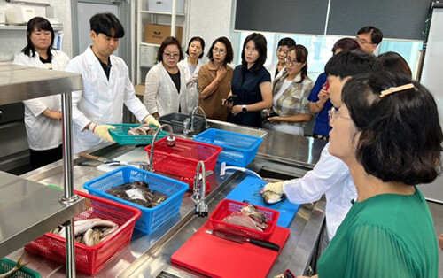 지난 25일 주부모니터링단이 방사능 검사 시료에 참관하고 있다. 사진=경북도 제공