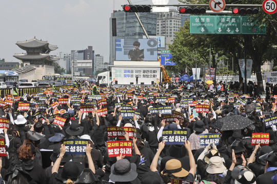 지난 7월 29일 오후 서울 종로구 정부서울청사 앞에서 열린 '서이초 교사 추모 및 교사 생존권 공교육 정상화를 위한 집회'에 전국에서 모인 교사들이 손팻말을 들고 구호를 외치고 있다. 사진=박정훈 기자