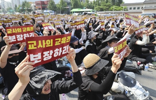 지난 7월 29일 오후 서울 종로구 정부서울청사 앞에서 열린 '서이초 교사 추모 및 교사 생존권 공교육 정상화를 위한 집회'에 전국에서 모인 교사들이 손팻말을 들고 구호를 외치고 있다. 사진=박정훈 기자