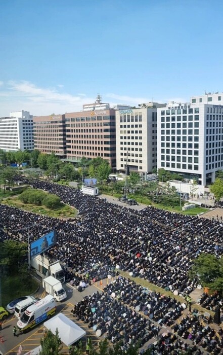 2일 서울 영등포구 국회의사당 앞에서 전국 교사 20만 명이 모여 집회를 열었다. 사진=독자 제공