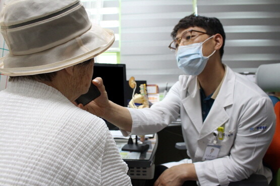 고령환자를 대상으로 진료 보는 비뇨의학과 전문의 오정현 진료부장. 사진=에스엠지 연세병원 제공