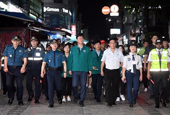 안산시와 경기남부경찰청이 5일 다문화마을특구로 지정된 원곡동 일대에서 민·관·경 합동순찰 활동을 펼치고 있다. 사진=안산시 제공