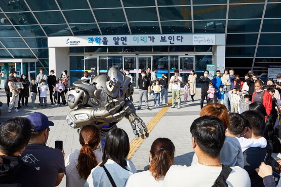 ‘2022 헬로메이커’에서 타이탄 로봇 공연을 관람하고 있는 시민들. 사진=국립부산과학관 제공