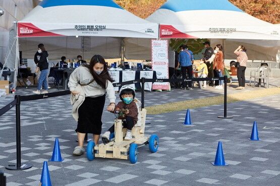 ‘2022 헬로메이커’에서 참가자들이 직접 만든 고카트를 체험해보고 있는 어린이. 사진=국립부산과학관 제공