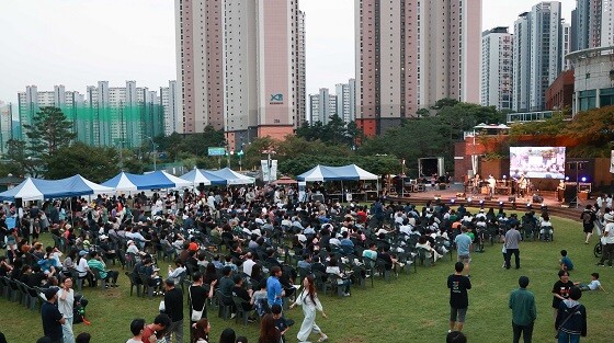 9일 동천동 목양교회 잔디마당에서 제6회 머내마을 영화제의 메인행사인 야외영화축제가 열렸다. 사진=용인특례시 제공