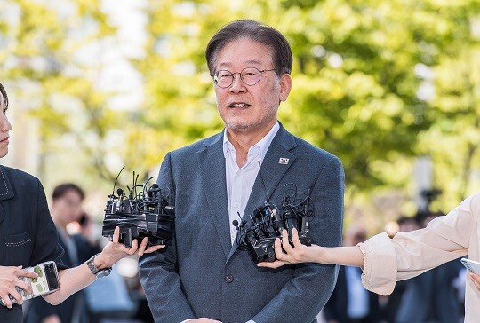 이재명 더불어민주당 대표가 12일 오후 경기도 수원시 영통구 수원지방검찰청에 쌍방울 그룹 대북송금 의혹 관련 조사를 받기 위해 출석하며 입장을 밝히고 있다. 사진=최준필 기자