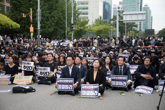 숨진 서울 서초구 서이초등학교 교사 49재인 지난 9월 4일 서울 여의도 국회 앞에 약 4만여명의 교사들이 모여 추모집회를 하고 있다. 사진=이종현 기자