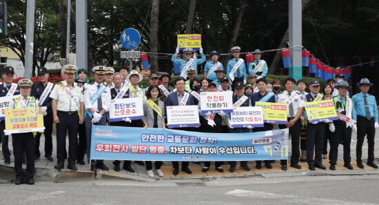 교통안전 캠페인 실시 모습. 사진=김해시 제공