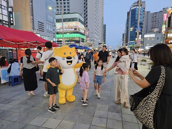 도달쑤가 부산 구남로광장에서 시민들과 기념촬영을 하고 있다. 사진=대구시 제공