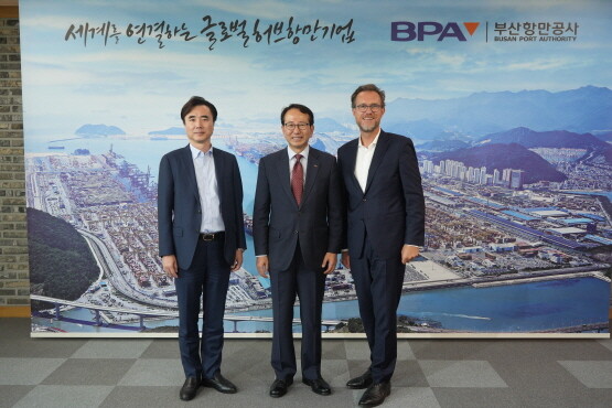 방문 기념촬영 장면. 사진=부산항만공사 제공