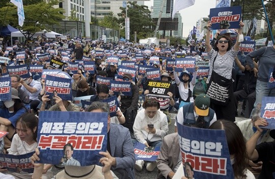 이재명 더불어민주당 대표 지지자들이 9월 21일 오후 국회 앞 도로에 모여 이 대표 체포동의안 부결을 요구하는 집회를 하고 있다. 사진=이종현 기자