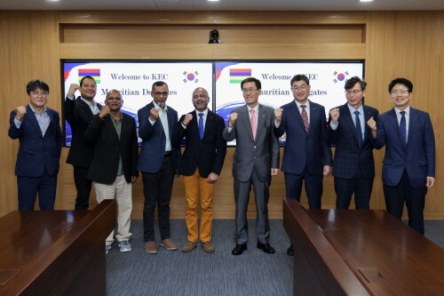 함진규 한국도로공사 사장(왼쪽에서 6번째)이 마헨드라누스 허리람 모리셔스 인프라부 장관(왼쪽에서 5번째)과 면담 후 기념촬영을 하고 있다. 사진=한국도로공사 제공