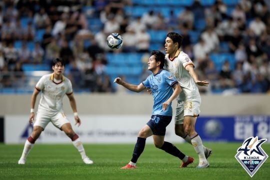 포항스틸러스 이호재가 대구FC 홍철과 경합하고 있다. 사진=프로축구연맹 제공