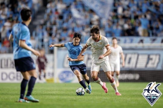 포항스틸러스 제카가 대구 문전으로 볼을 치고 들어가고 있다. 사진=프로축구연맹 제공