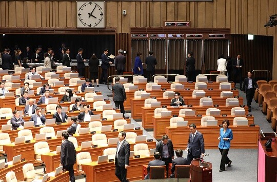 25일 국회 본회의가 무산됐다. 사진은 21일 오후 국회에서 열린 본회의에서 의원들이 이재명 체포동의안에 대해 무기명 투표를 하고 있는 모습. 사진=박은숙 기자