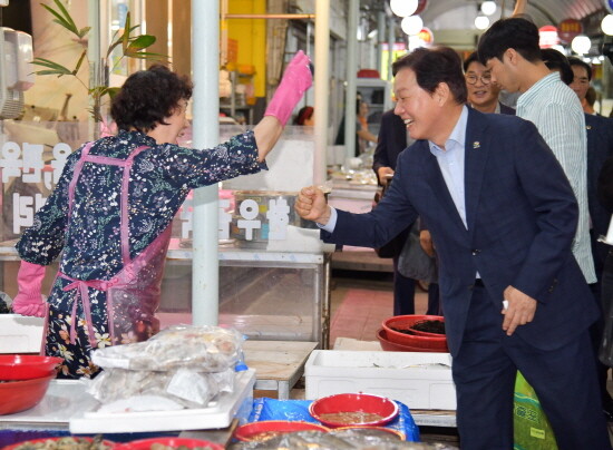 박완수 도지사가 거제 고현시장을 찾은 모습. 사진=경남도 제공