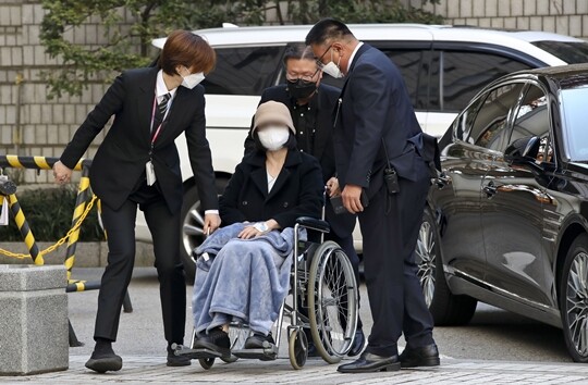 아들 입시비리에 관여한 혐의로 기소된 조국 전 법무부 장관의 배우자 정경심 전 동양대 교수가 지난 2022년 11월 18일 서울 서초동 서울중앙지법에서 열린 공판에 출석하기 위해 휠체어를 타고 들어서고 있다. 사진=박정훈 기자