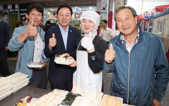 박완수 도지사가 명서시장을 찾은 모습. 사진=경남도 제공