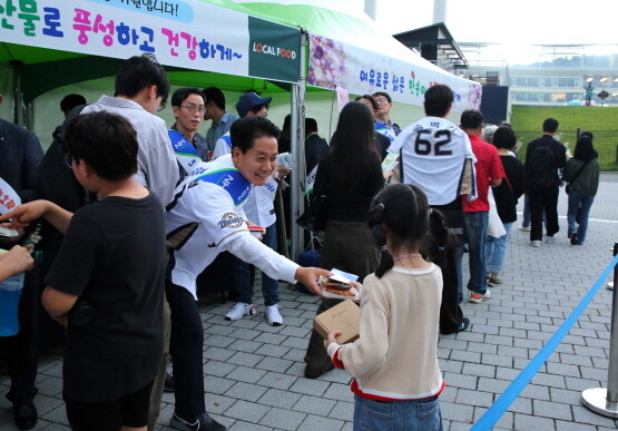 김주양 본부장이 추석맞이 경남 농축산물 및 고향사랑기부제 홍보행사에서 관람객을 대상으로 홍보활동을 하고 있다. 사진=경남농협 제공