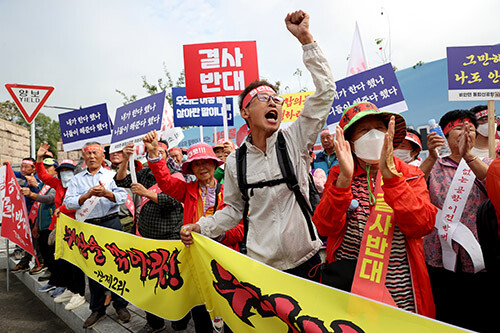 의성군 주민대책위가 지난 27일 대구시 산격청사 앞에서 공항이전 반대 집회를 열고 'TK공항 합의문 파기와 공항이전 취소'를 촉구하고 있다. 사진=의성군 주민대책위 제공