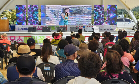 1일 경남 하동군 북천면 직전리 꽃단지 일원에서 열린 제17회 하동 북천 코스모스·메밀꽃축제에서 초대가수인 헤라가 관객들에게 히트곡 들을 열창하고 있다. 사진=HERA엔터테인먼트 제공
