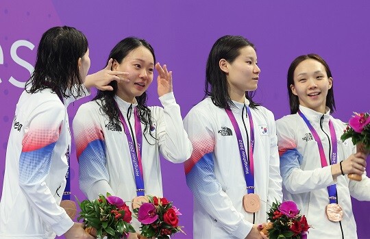 김서영(맨 오른쪽)을 필두로 한 여자 수영 선수들도 계영 종목에서 입상하며 감격의 눈물을 흘렸다. 사진=연합뉴스