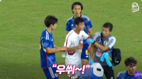 ‘물을 왜 뺏어 먹어?’ 북한 선수, 일본 스태프 물병 뺏고 위협해 옐로 카드